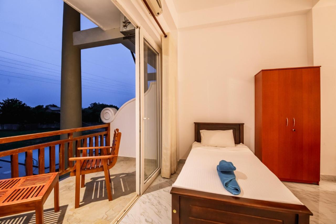 Chaarya Lake Hotel Tissamaharama Bagian luar foto